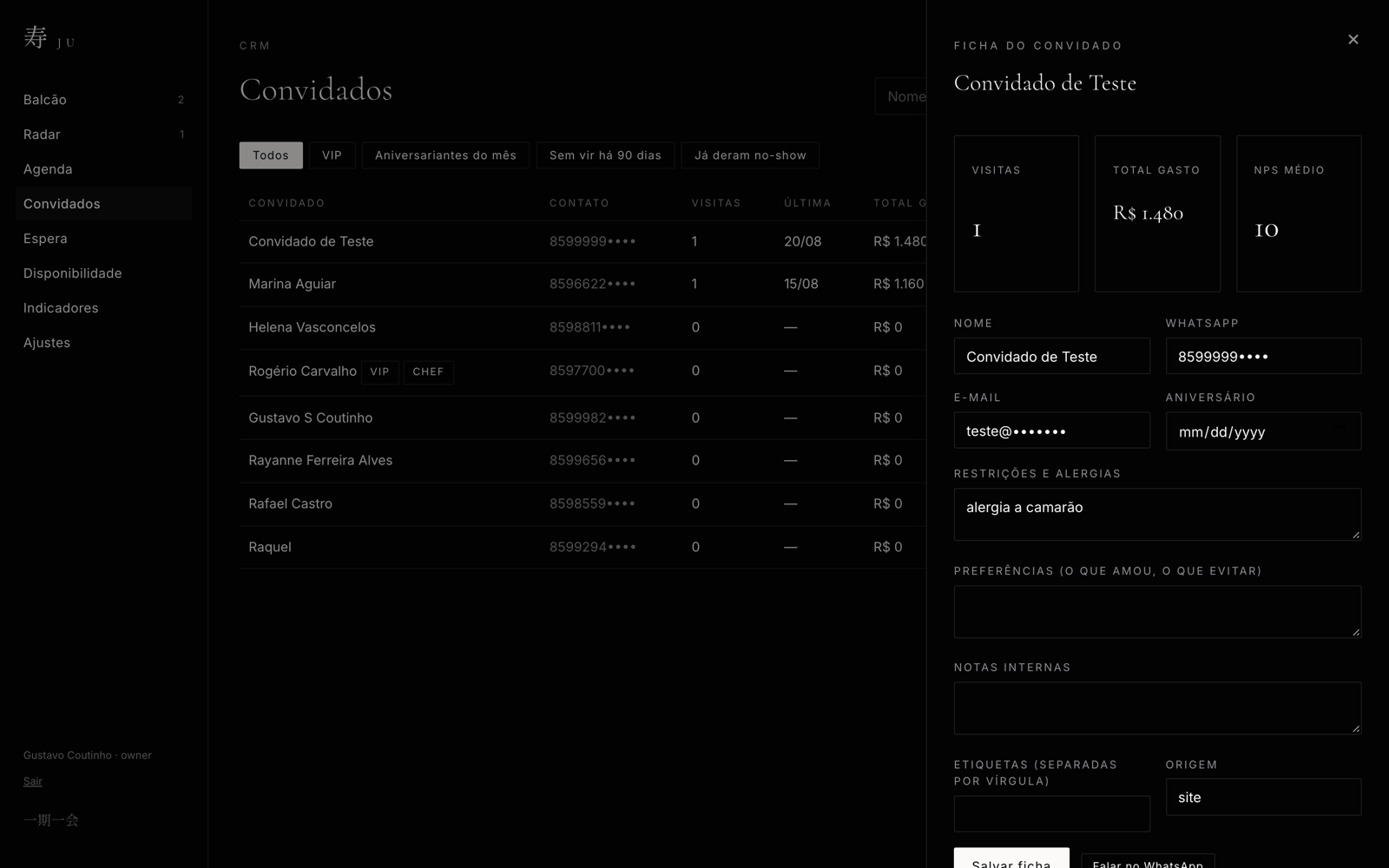 Ficha de um convidado com visitas, total gasto, NPS e o histórico das noites